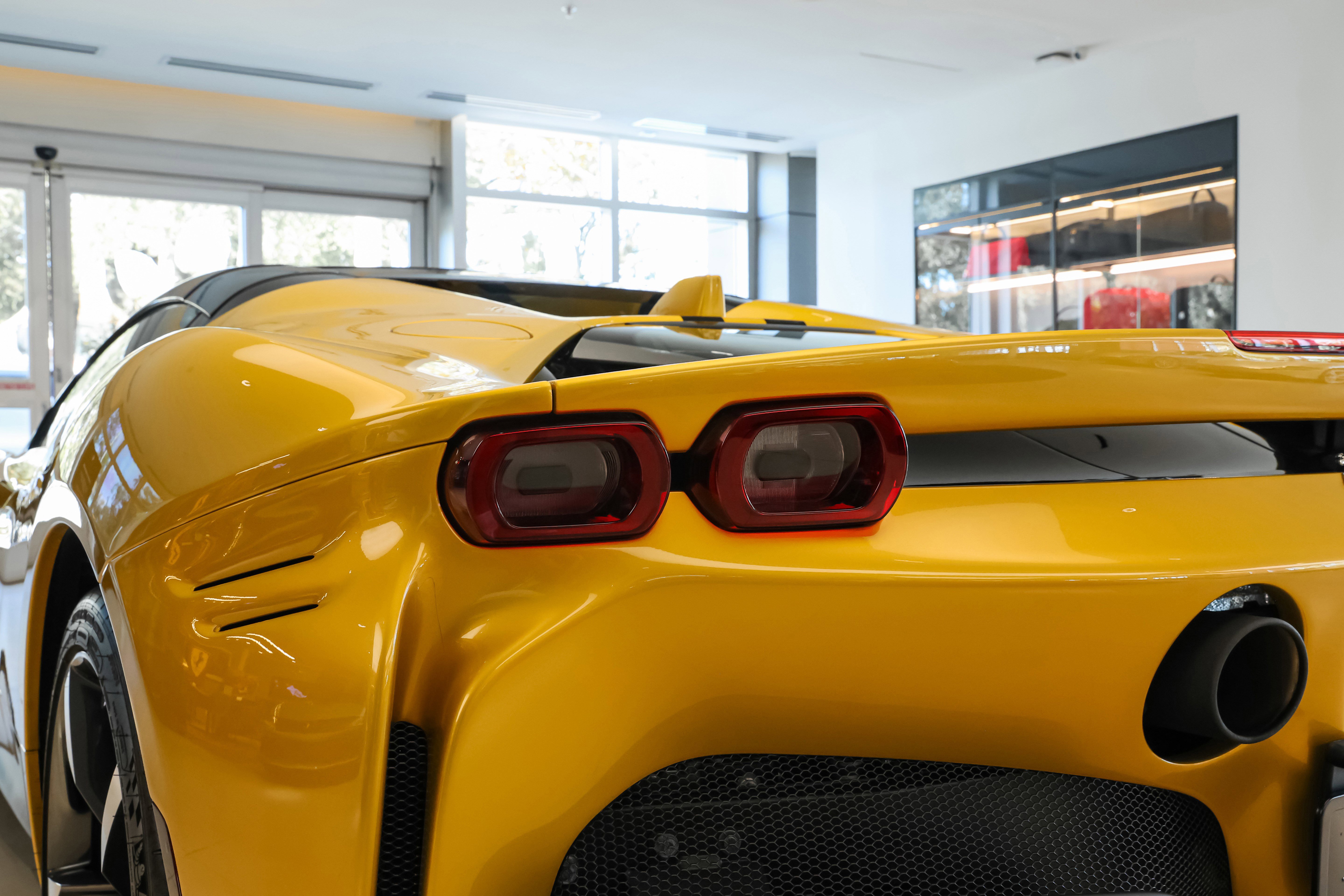 Used 2024 Ferrari SF90 Spider image 40