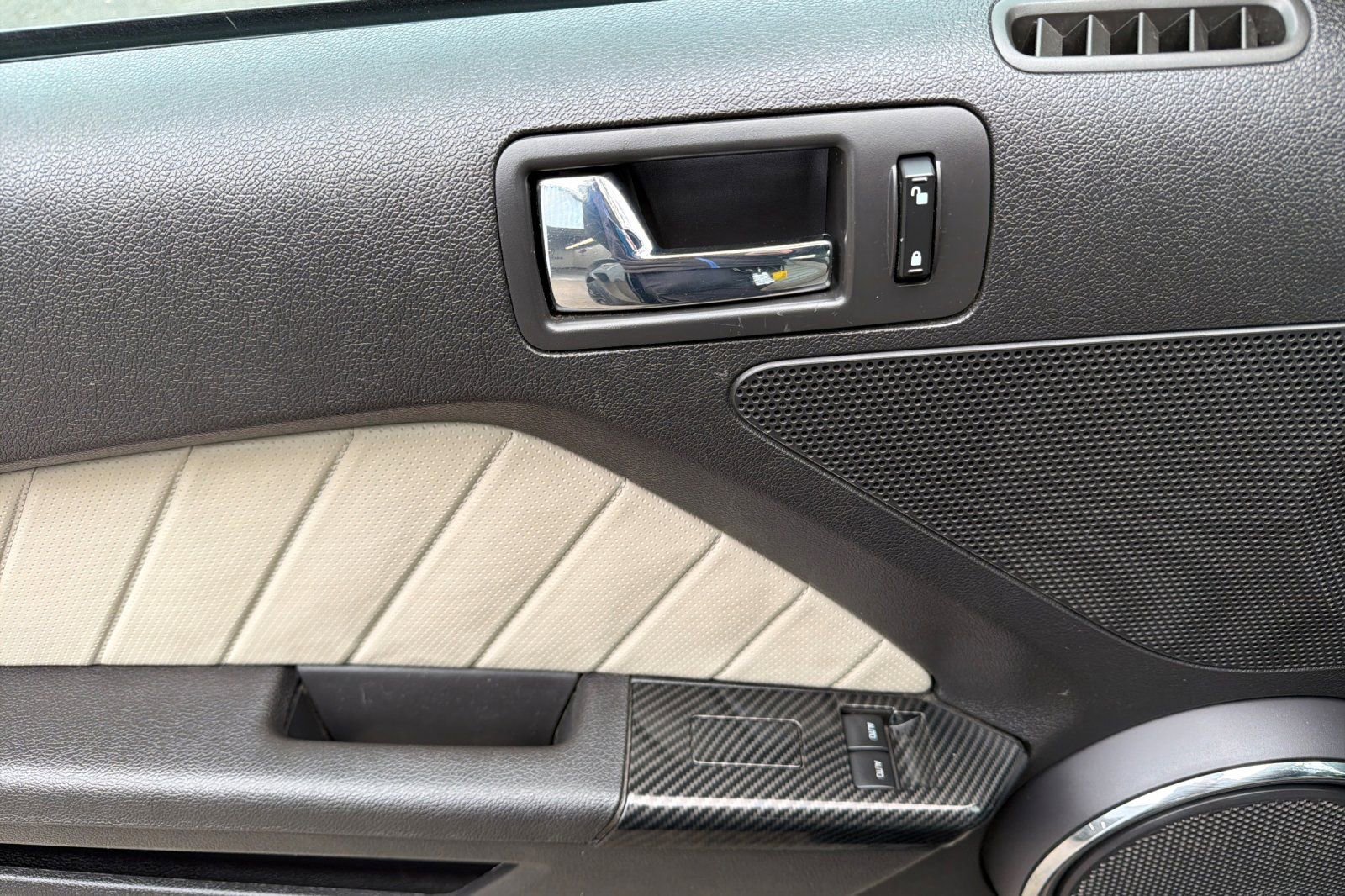 Used 2012 Ford Mustang GT Premium image 10