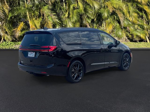 Used 2024 Chrysler Pacifica Limited w/ Uconnect Theater Family Group AWD/4WD image 5