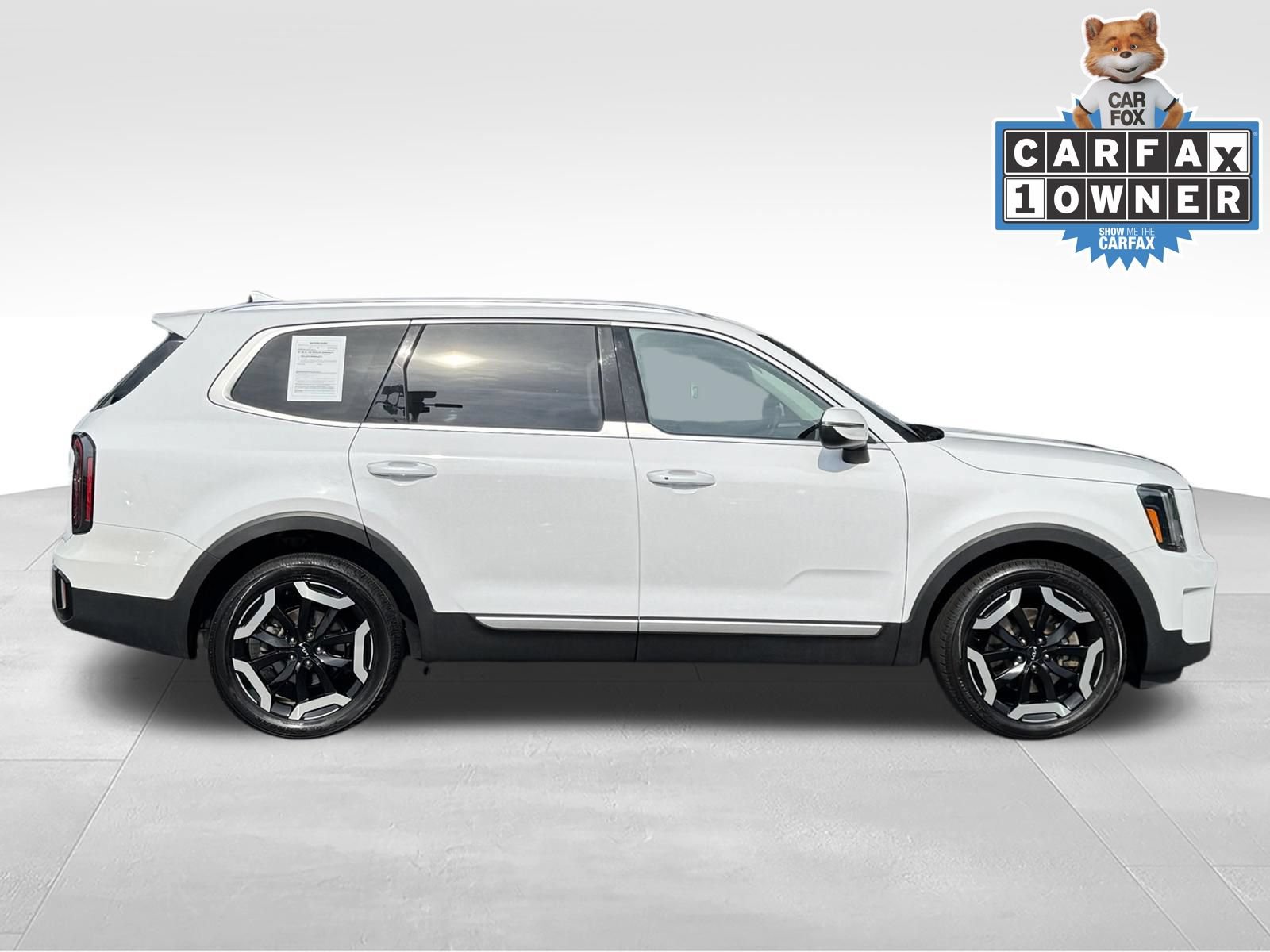 Used 2023 Kia Telluride EX w/ EX Captain's Chair Package FWD image 3