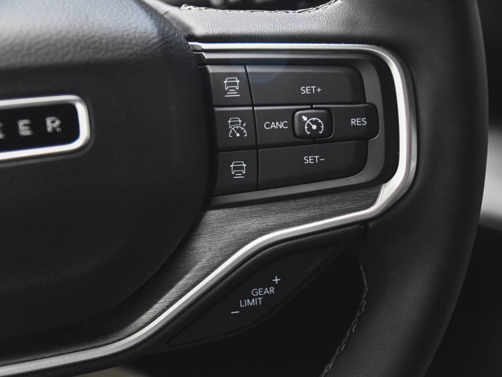 Used 2025 Jeep Wagoneer 4WD image 29