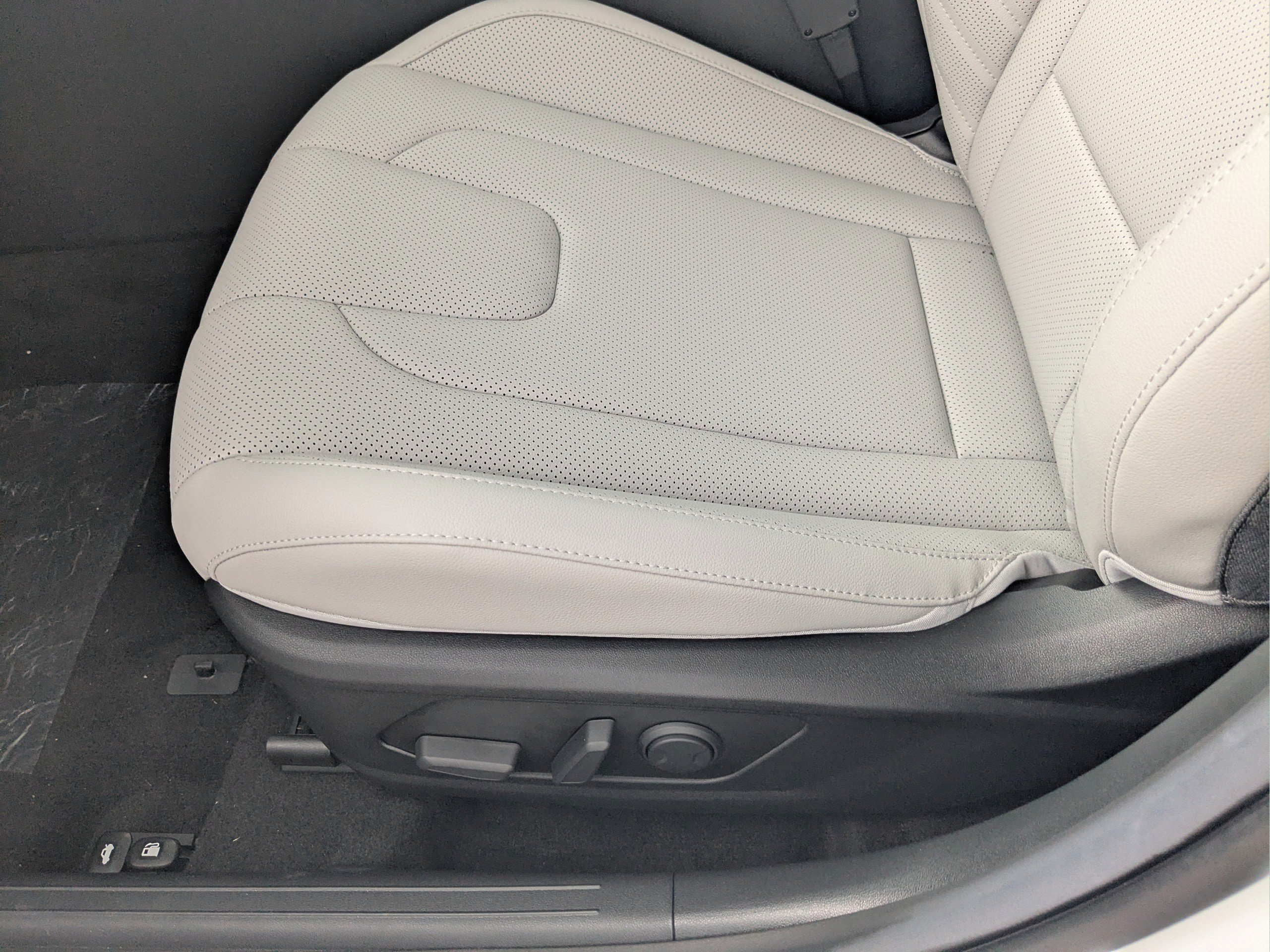 New 2026 Hyundai Elantra Limited FWD image 23