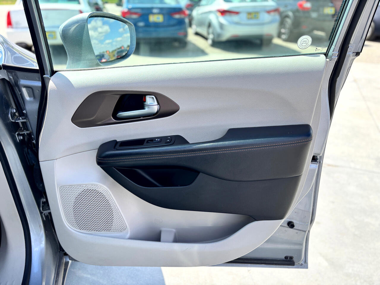 Used 2018 Chrysler Pacifica Touring-L image 27