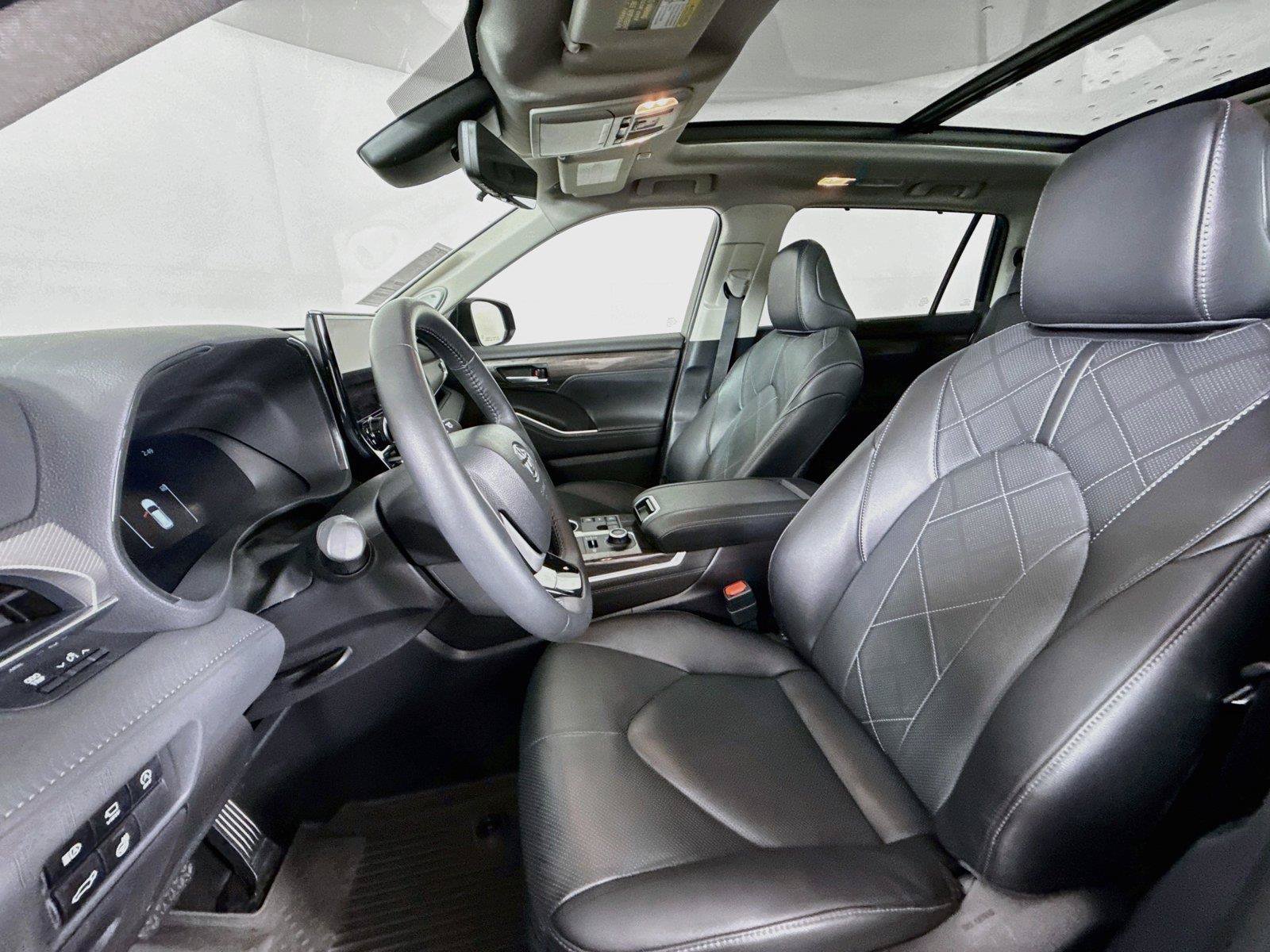 Certified 2025 Toyota Highlander Platinum AWD/4WD image 3