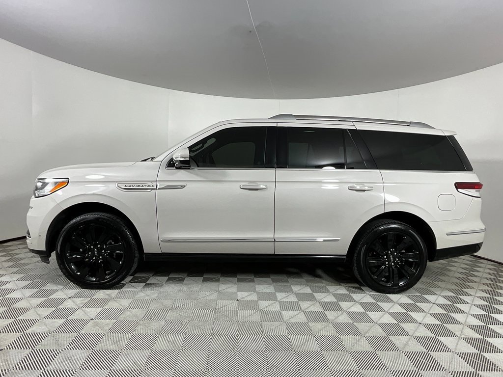 Used 2022 Lincoln Navigator Reserve image 2