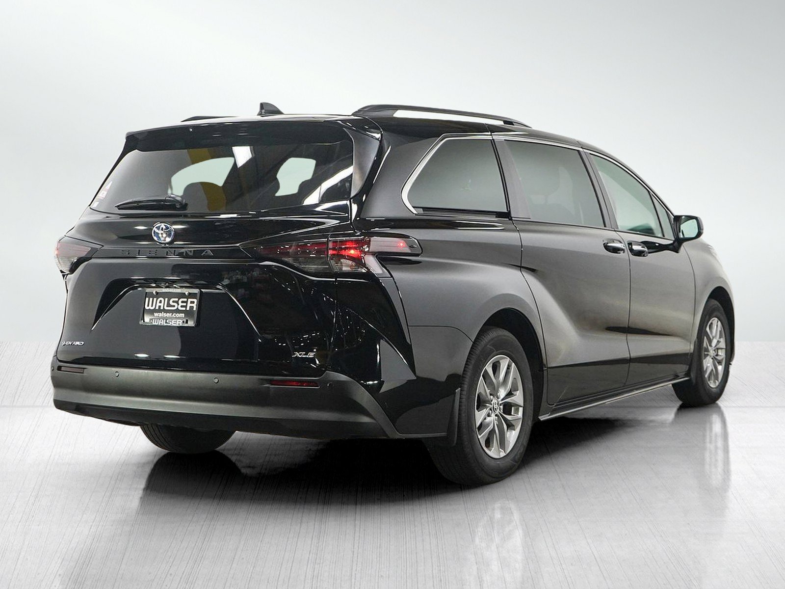 Used 2025 Toyota Sienna XLE w/ XLE Plus Package AWD/4WD image 5