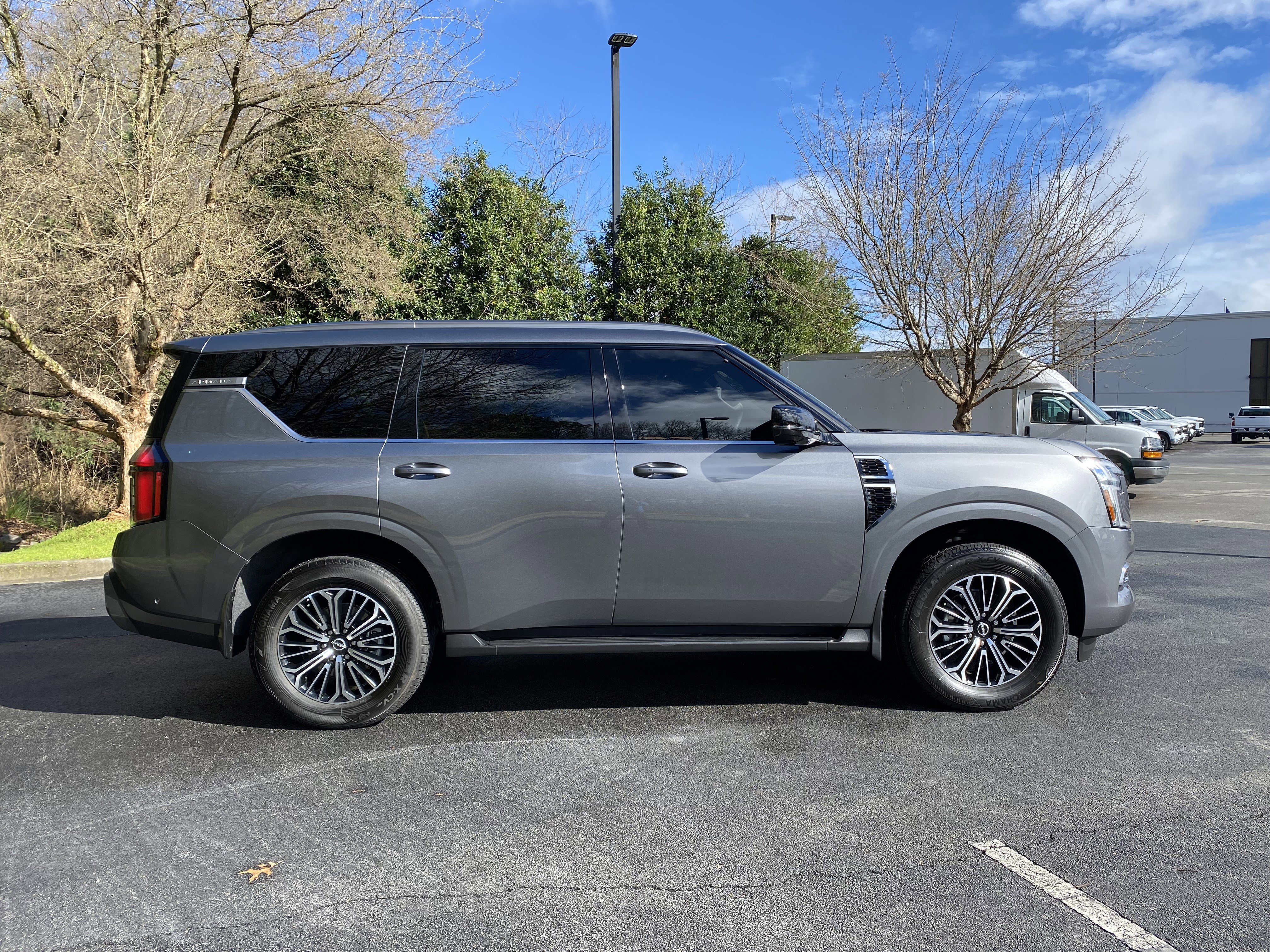 Used 2025 Nissan Armada SL image 10