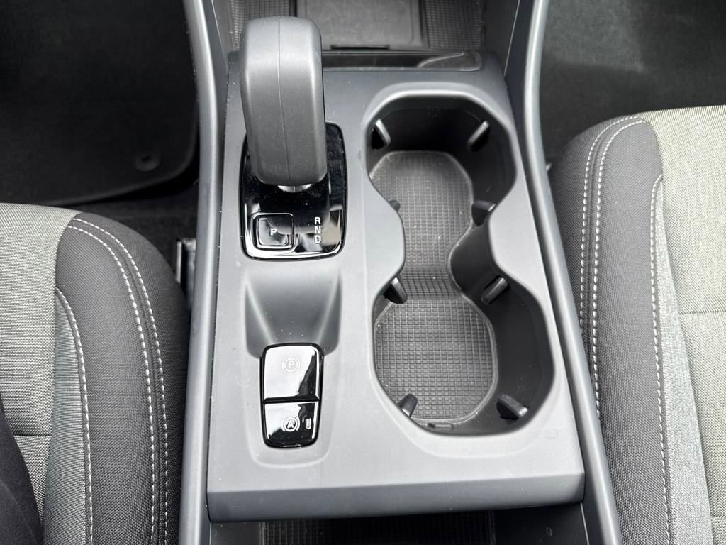 Used 2025 Volvo XC40 B5 Core image 28