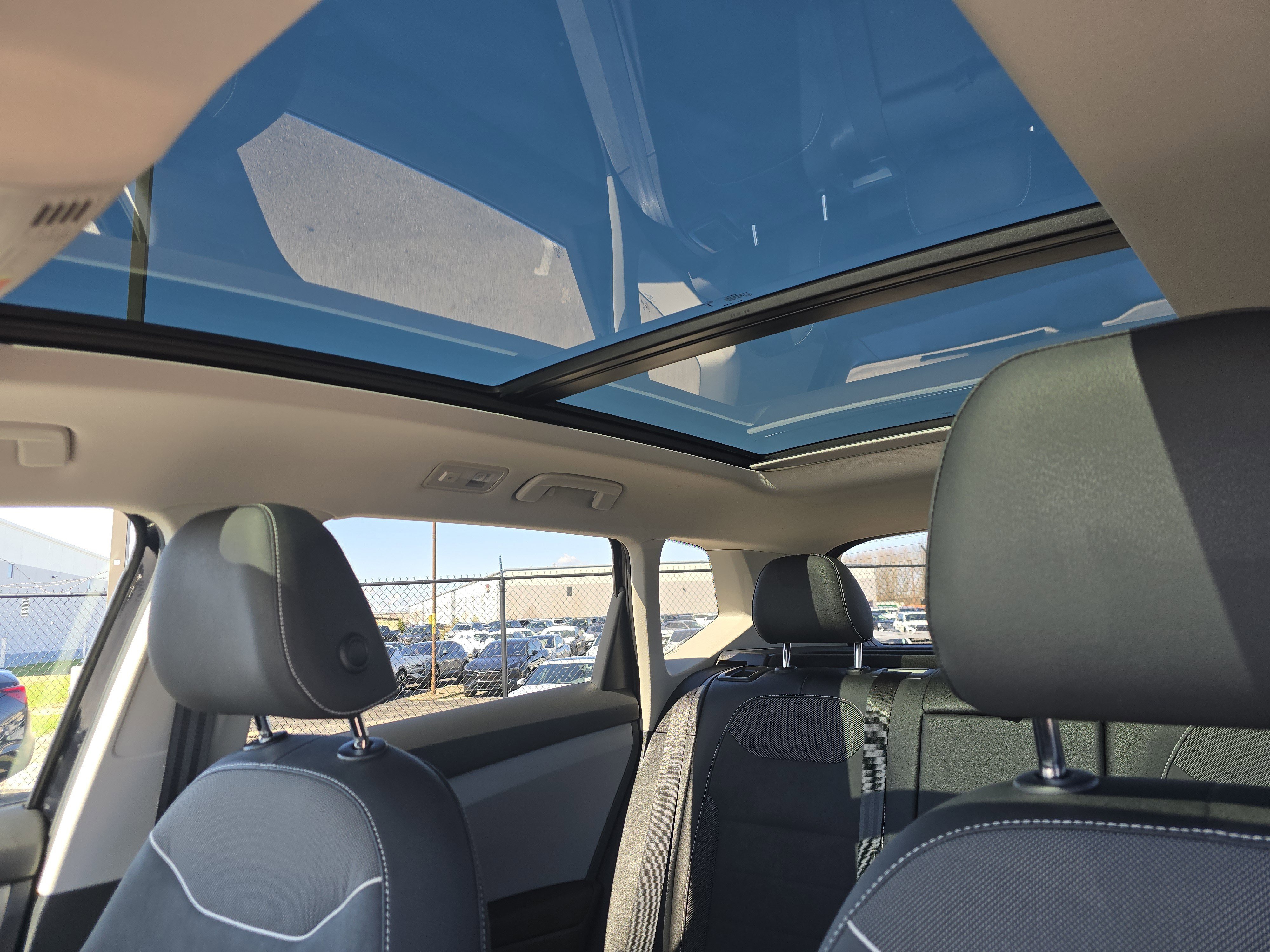 Certified 2023 Volkswagen Taos SE w/ Panoramic Sunroof Package image 9