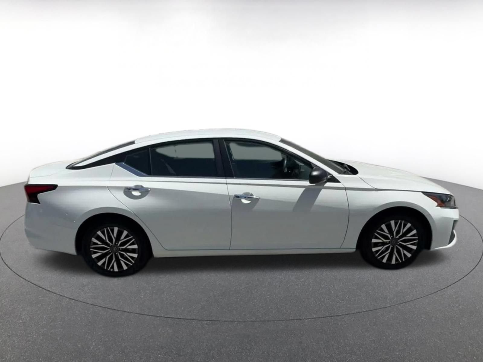 Used 2025 Nissan Altima 2.5 SV FWD image 15