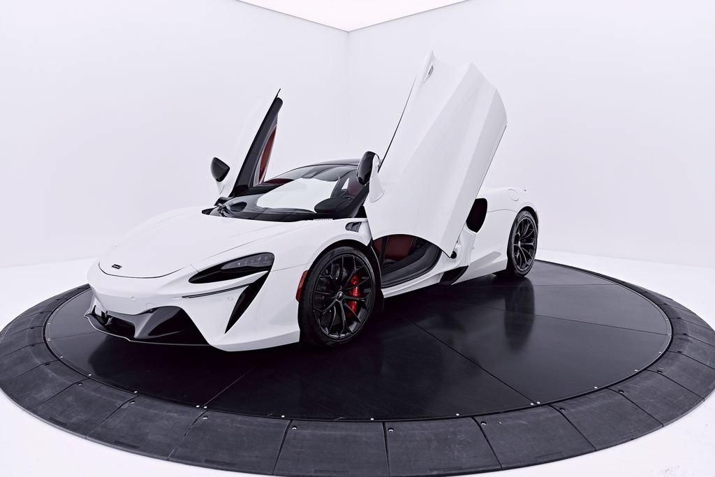 Used 2024 McLaren Artura RWD image 20