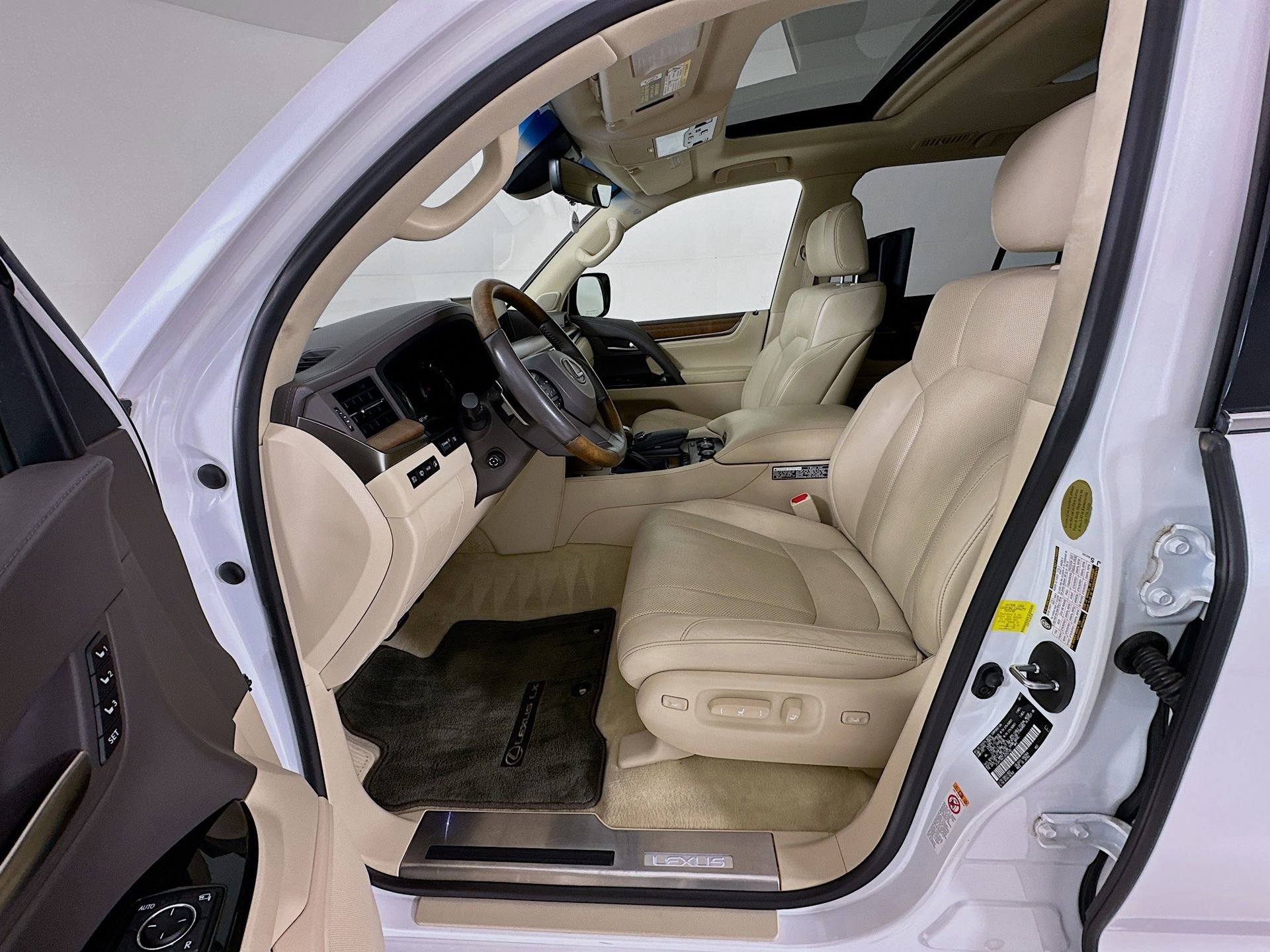 Used 2018 Lexus LX 570 4WD w/ Luxury Package image 23