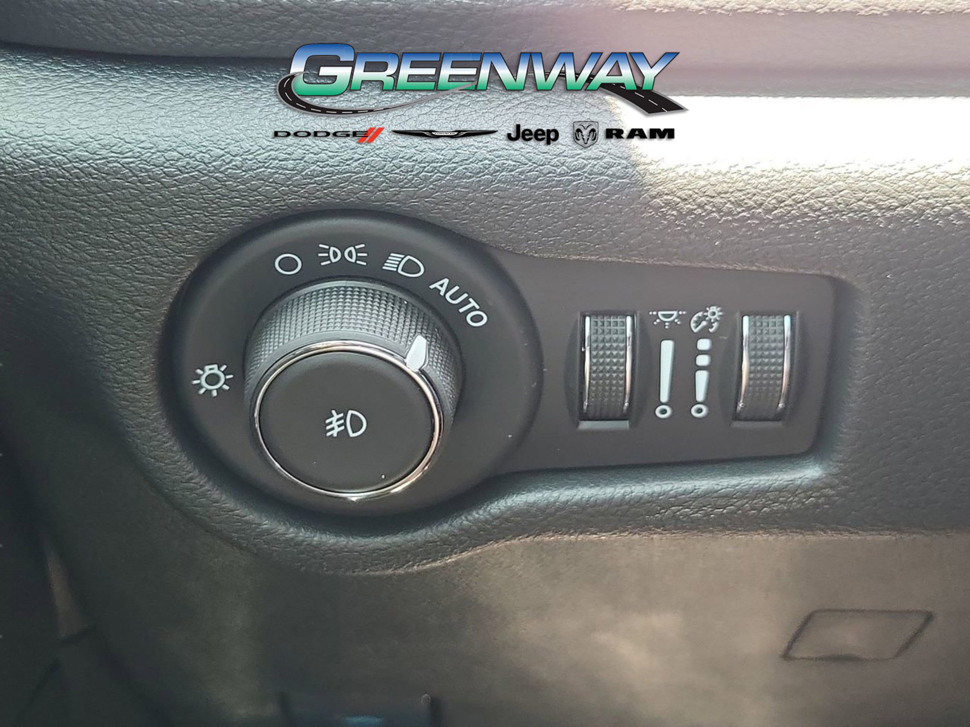 New 2025 Chrysler Pacifica Select w/ Uconnect Theater Family Group image 26