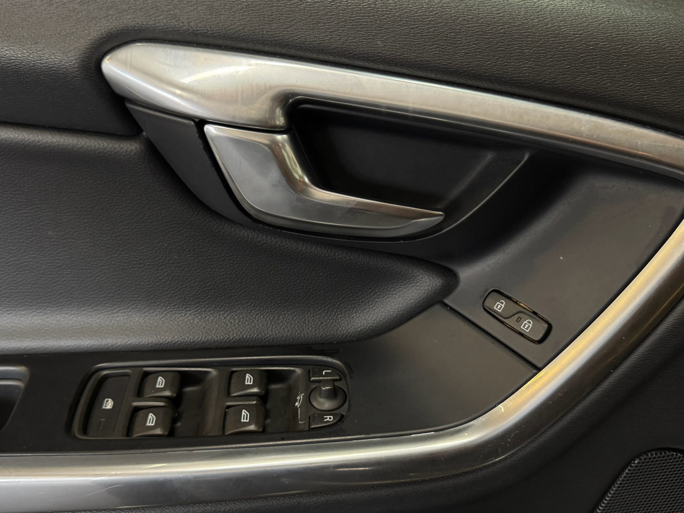 Used 2017 Volvo V60 T5 Cross Country w/ Convenience Package image 13