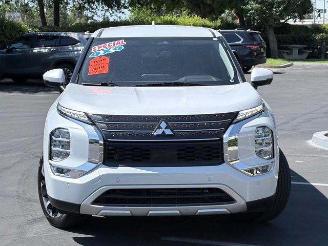 Used 2024 Mitsubishi Outlander SE Black Edition FWD image 3