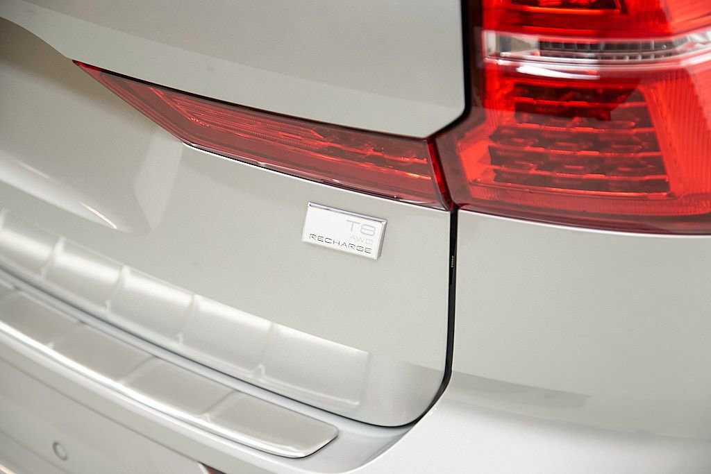 Certified 2024 Volvo XC60 T8 Ultimate w/ Protection Package Premier image 10