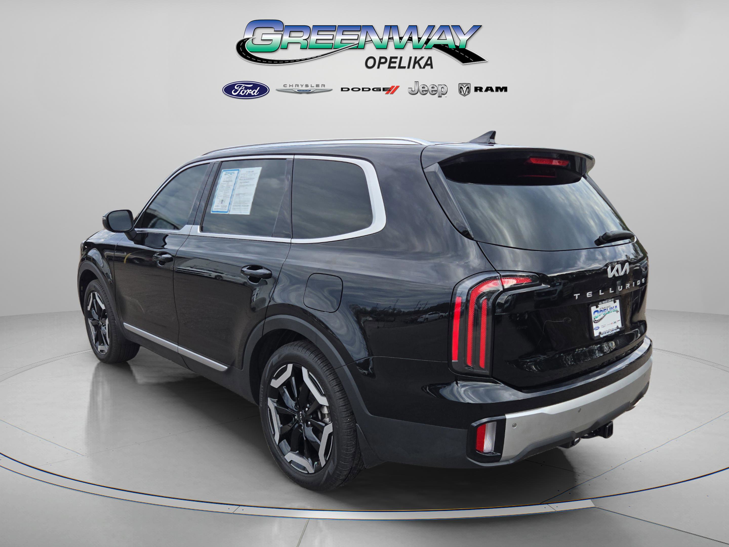 Used 2024 Kia Telluride EX w/ EX Captain's Chair Package image 5