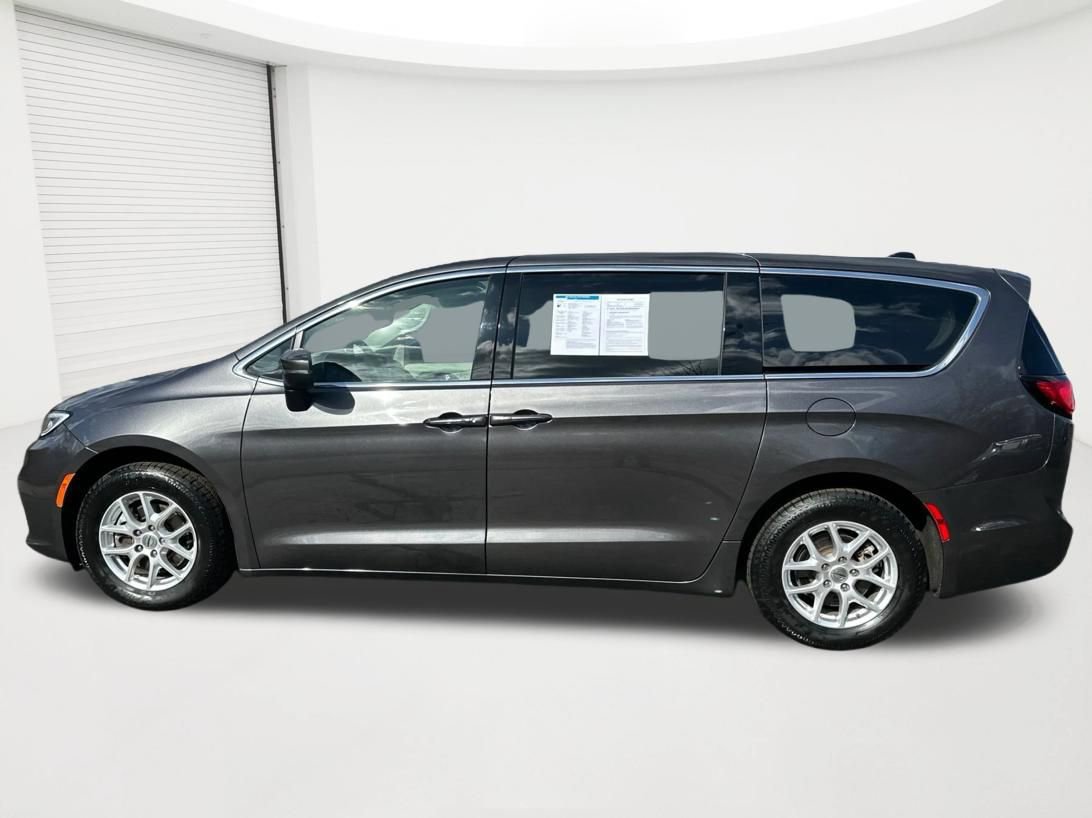 Used 2023 Chrysler Pacifica Touring-L FWD image 8