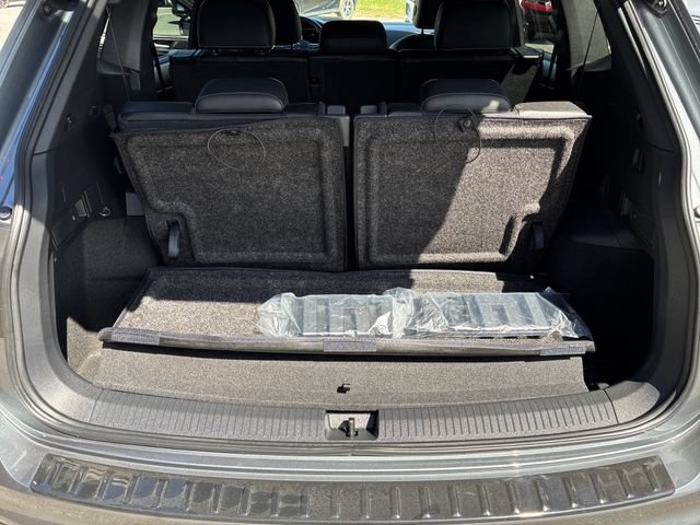Used 2024 Volkswagen Tiguan SE R-Line FWD image 22