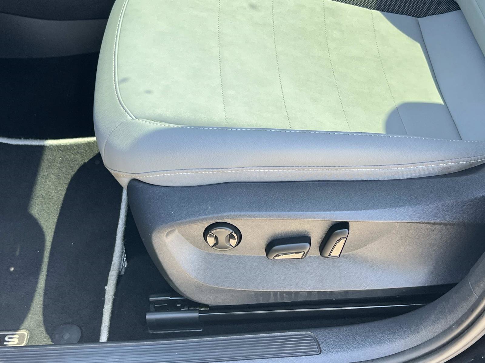 Certified 2023 Volkswagen Taos SE w/ Panoramic Sunroof Package FWD image 17