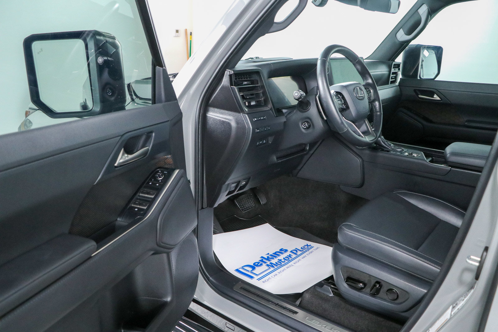 Used 2024 Lexus GX 550 w/ Accessory Package (Z1) AWD/4WD image 3