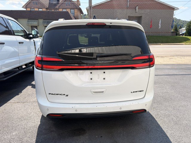 Used 2025 Chrysler Pacifica Limited FWD image 12