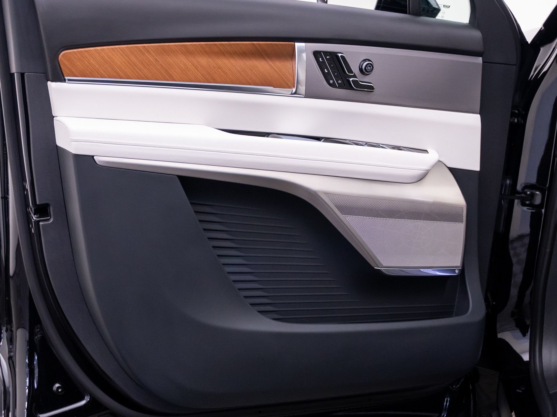 New 2027 Cadillac Vistiq Luxury w/ LPO, Trailering Package AWD/4WD image 13