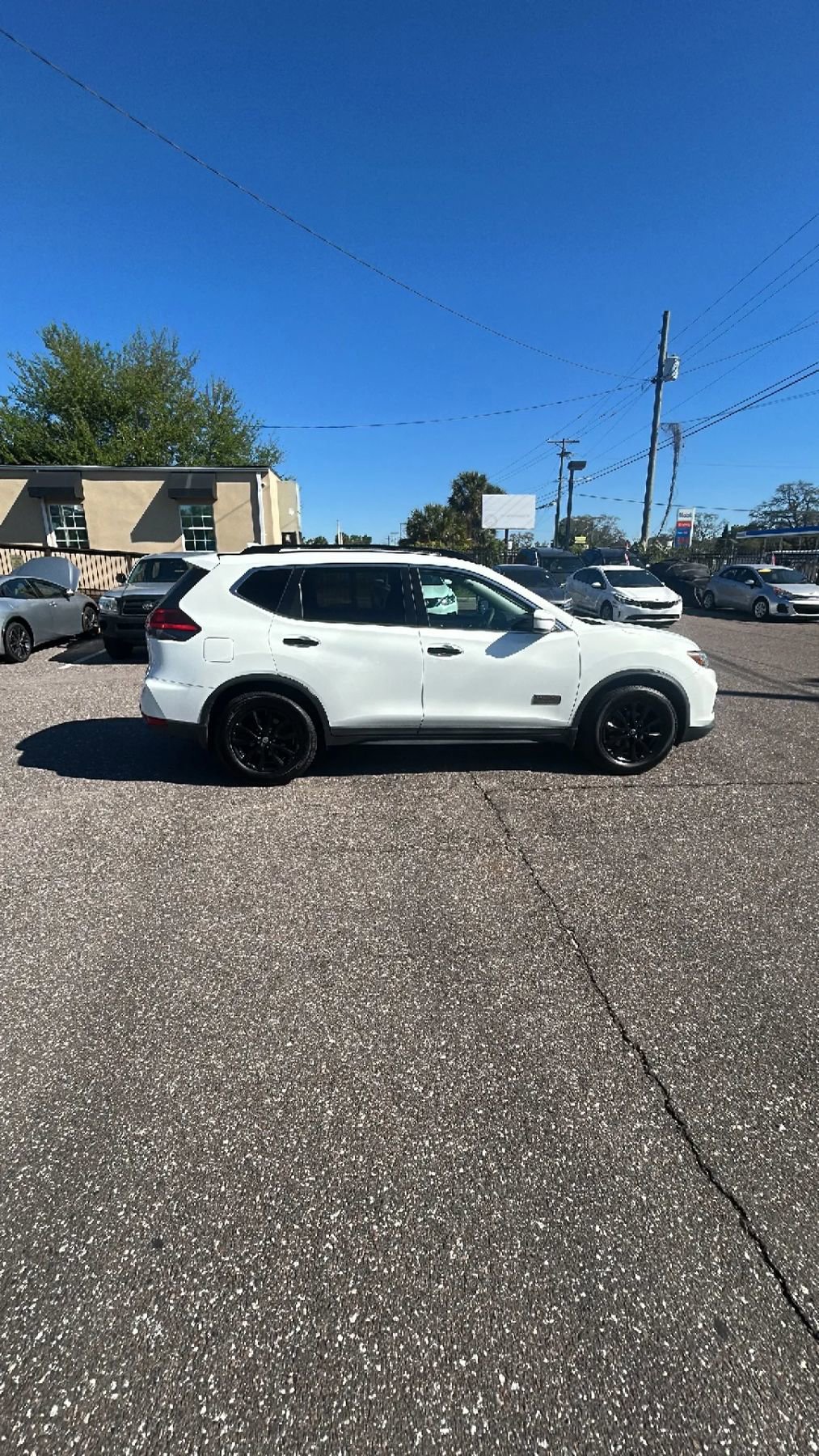 Used 2017 Nissan Rogue SV image 4