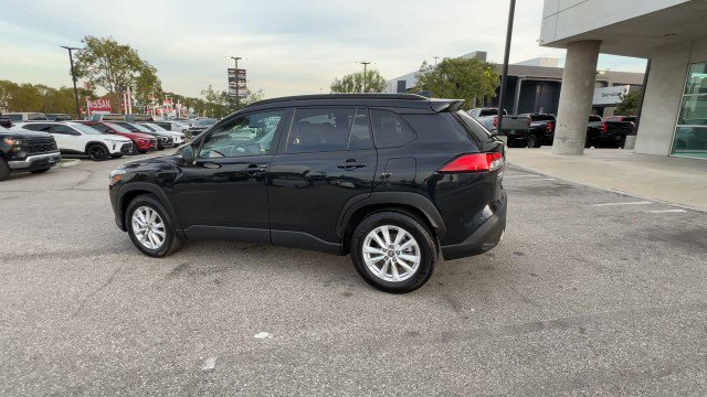 Used 2025 Toyota Corolla Cross LE image 6