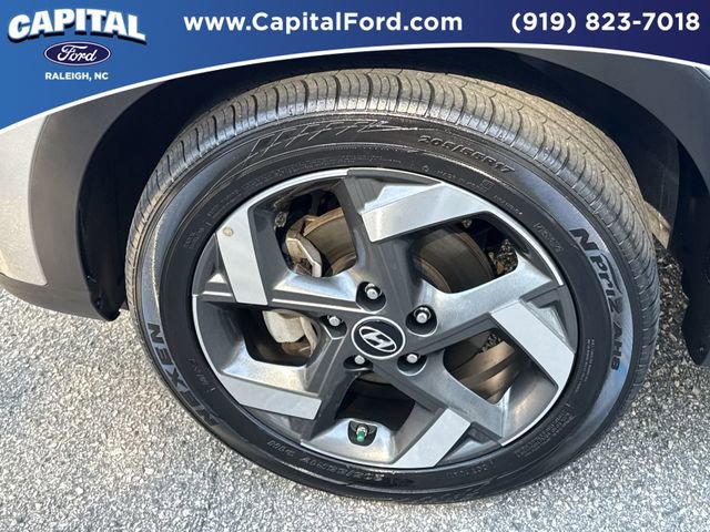 Used 2025 Hyundai Venue SEL FWD image 13