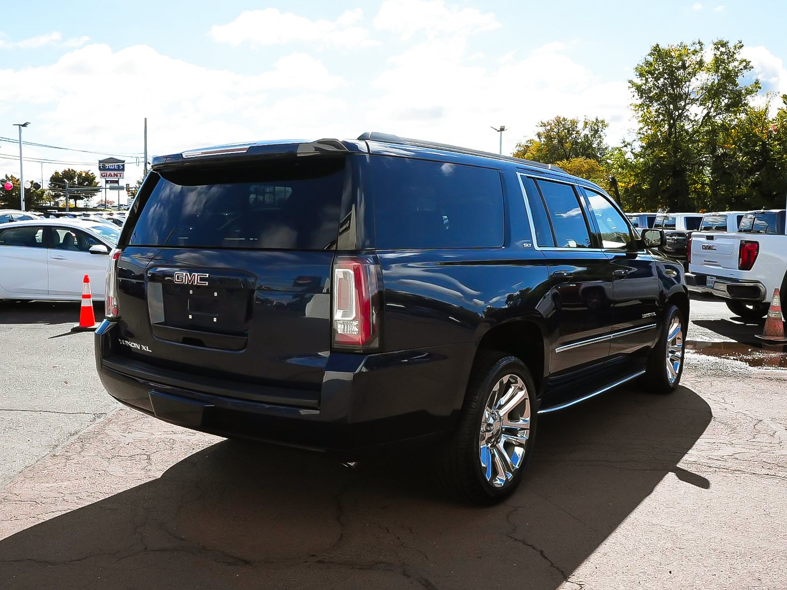 Used 2018 GMC Yukon XL SLT w/ Premium Edition AWD/4WD image 6