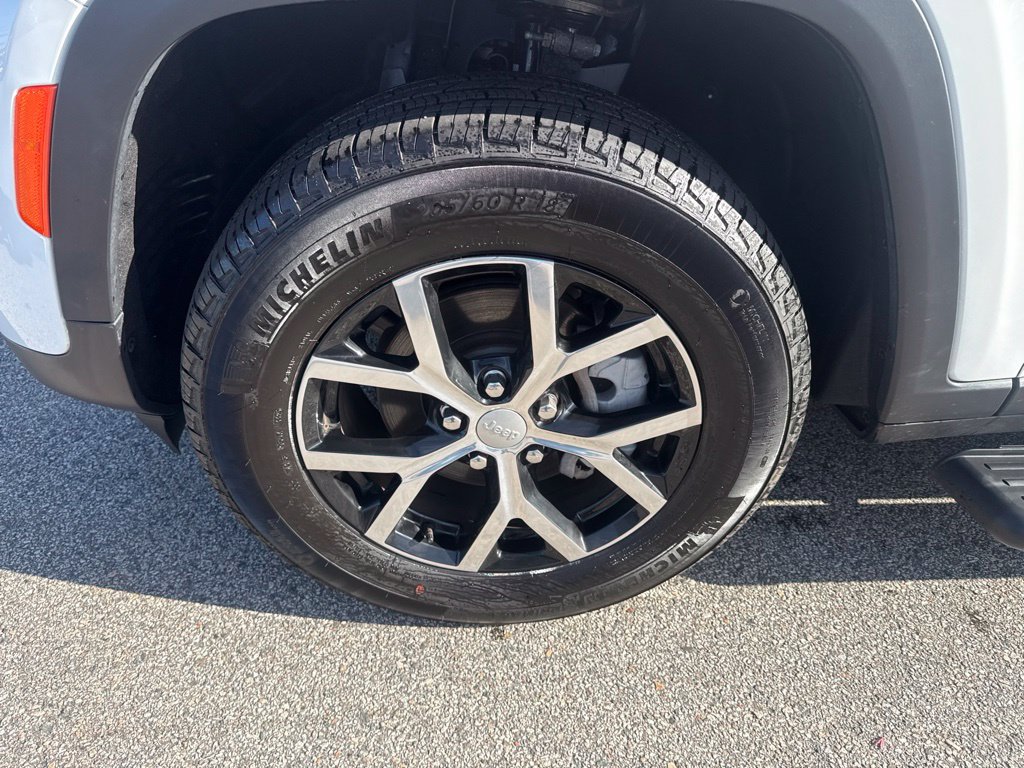 Certified 2025 Jeep Grand Cherokee Limited AWD/4WD image 9