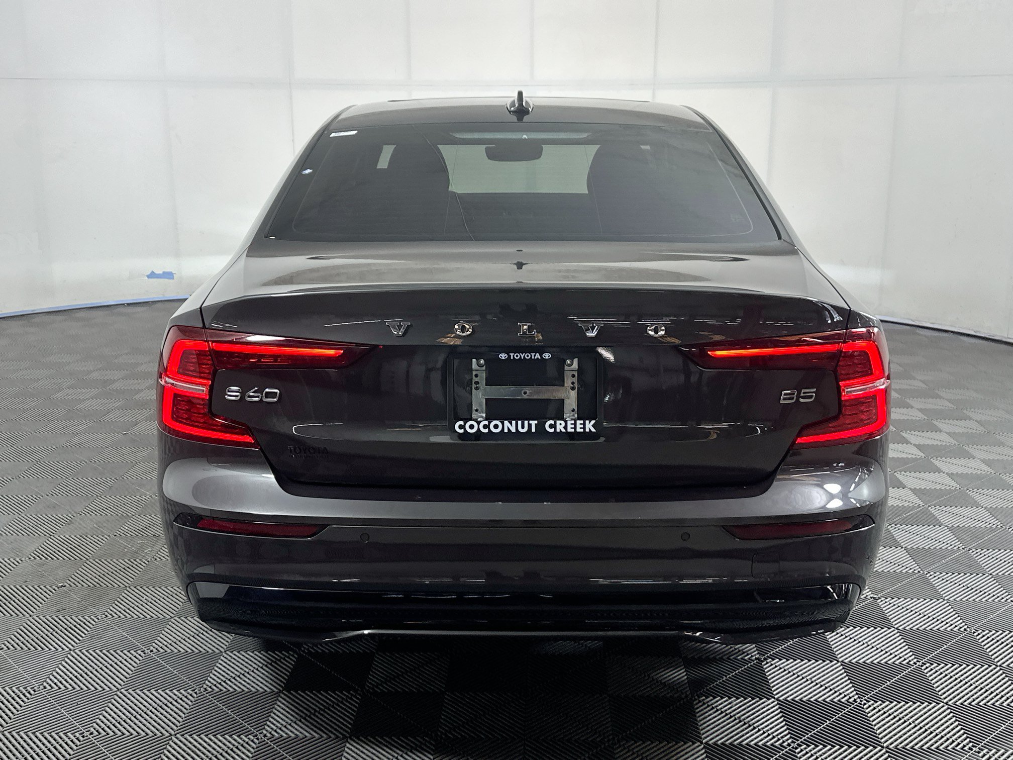 Used 2025 Volvo S60 B5 Plus w/ Protection Package Premier FWD image 4