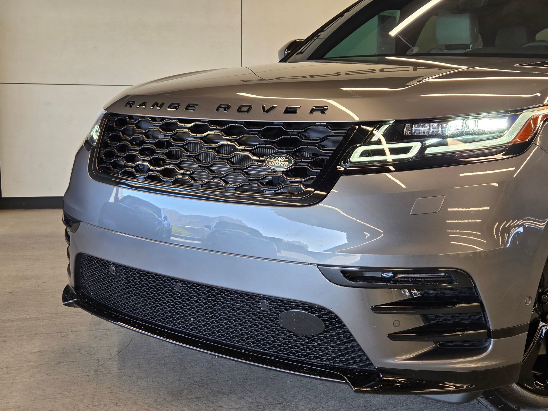 Used 2019 Land Rover Range Rover Velar R-Dynamic SE image 24