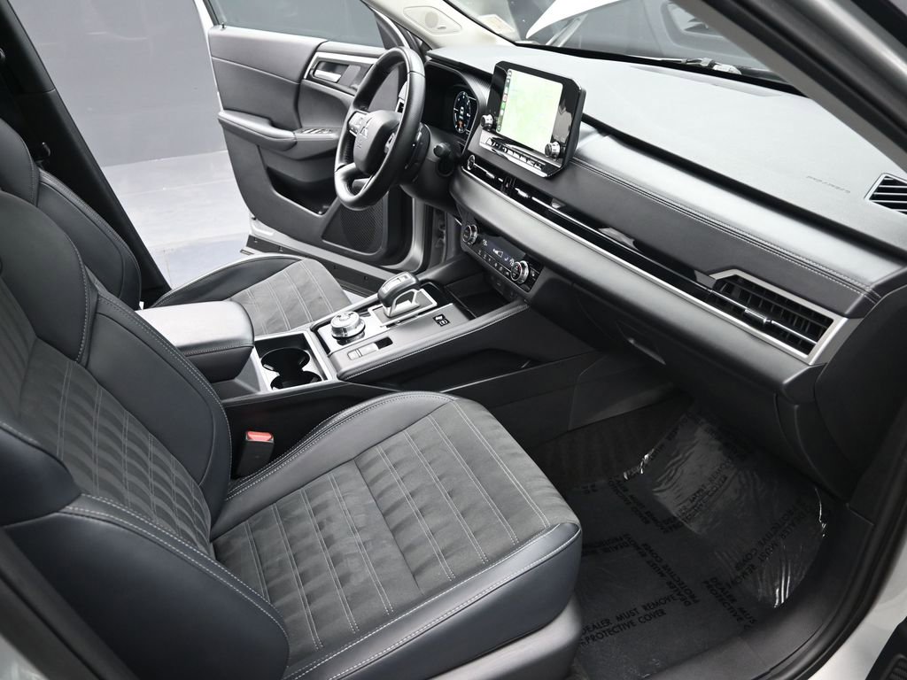 Used 2024 Mitsubishi Outlander SE image 16