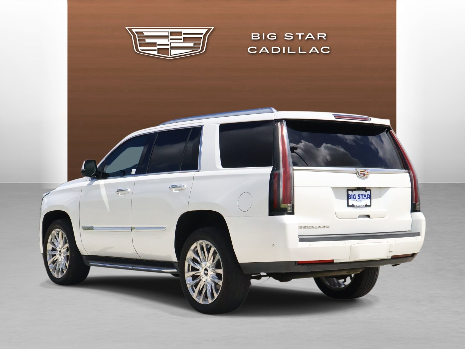 Used 2018 Cadillac Escalade Luxury RWD image 3