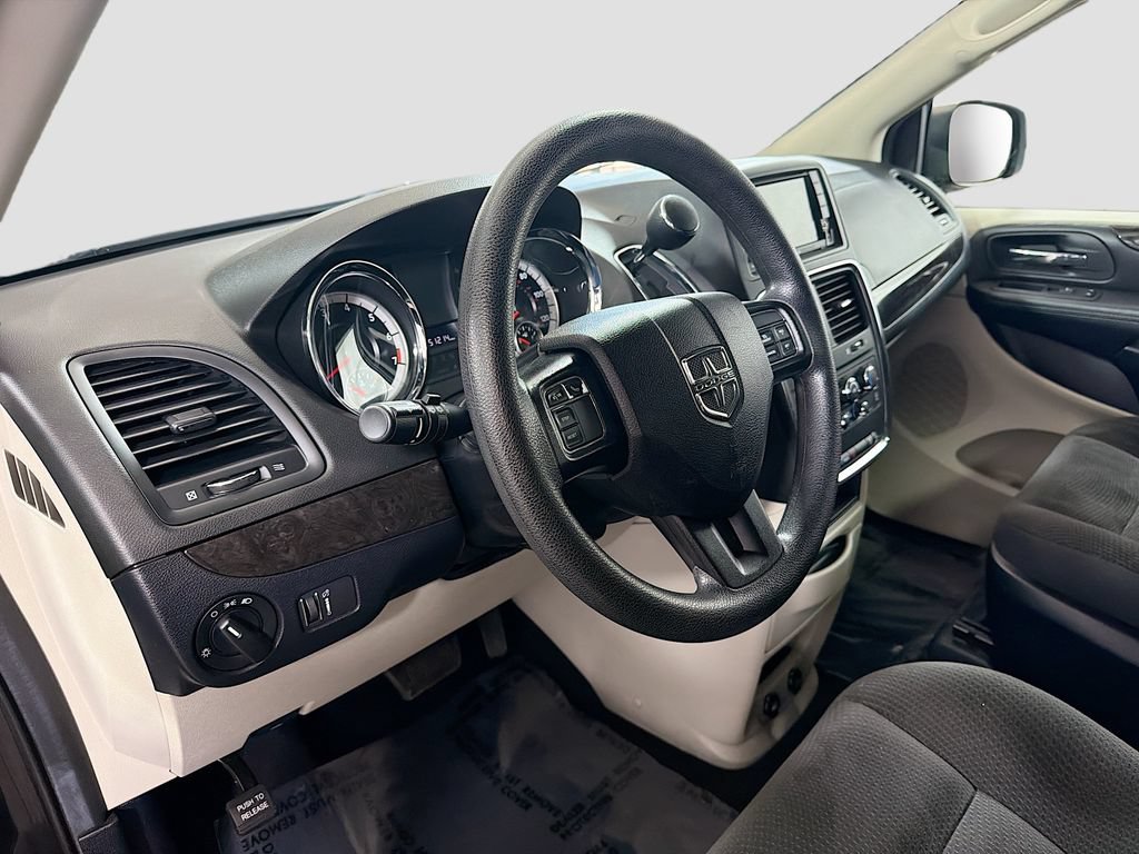 Used 2019 Dodge Grand Caravan SE w/ UConnect Hands-Free Group FWD image 11
