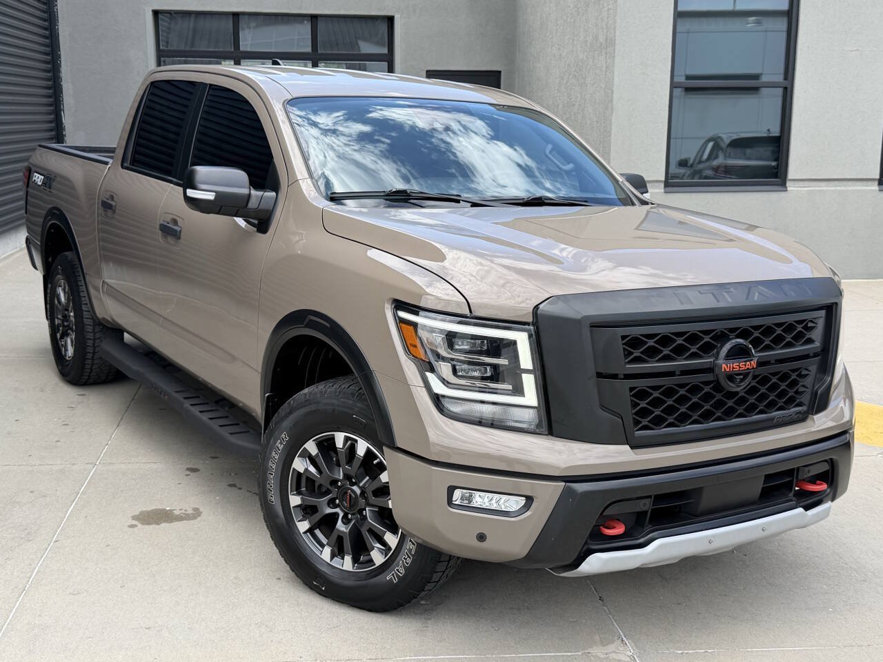Used 2022 Nissan Titan PRO-4X w/ Pro-4x Convenience Package AWD/4WD image 6