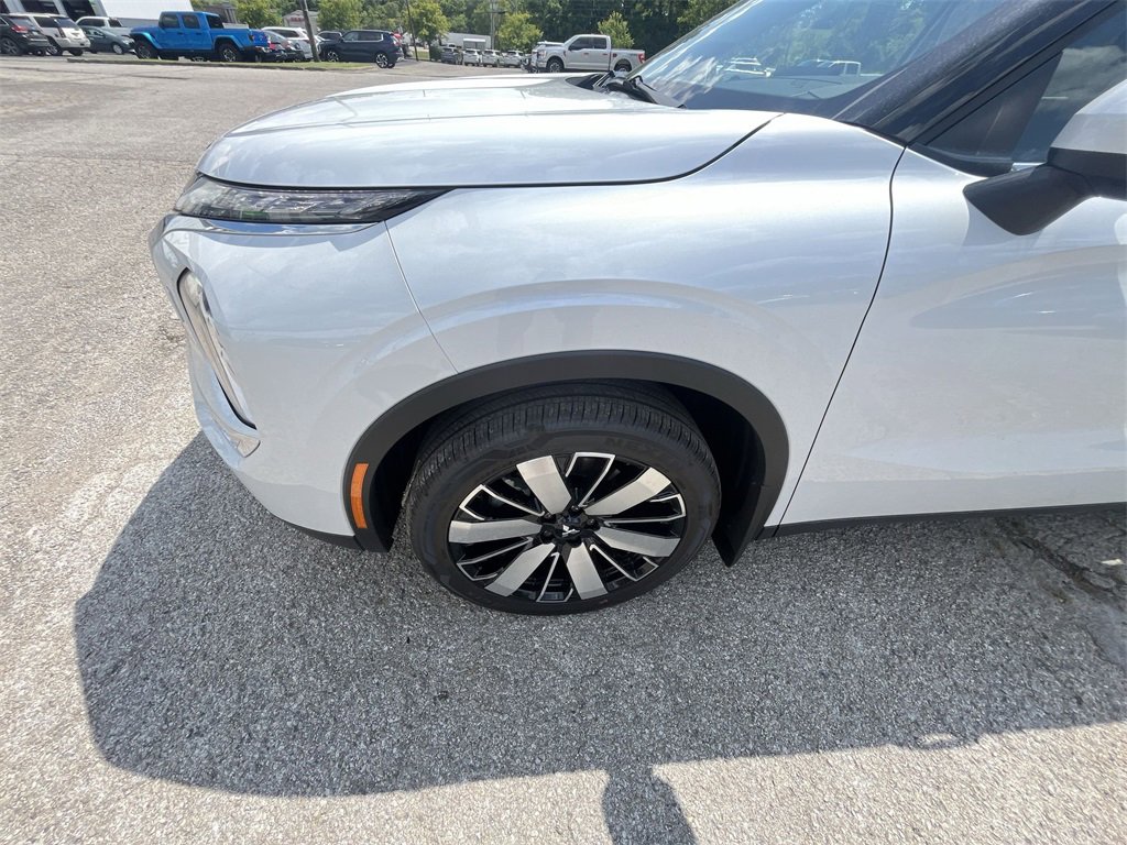 New 2025 Mitsubishi Outlander SE image 10