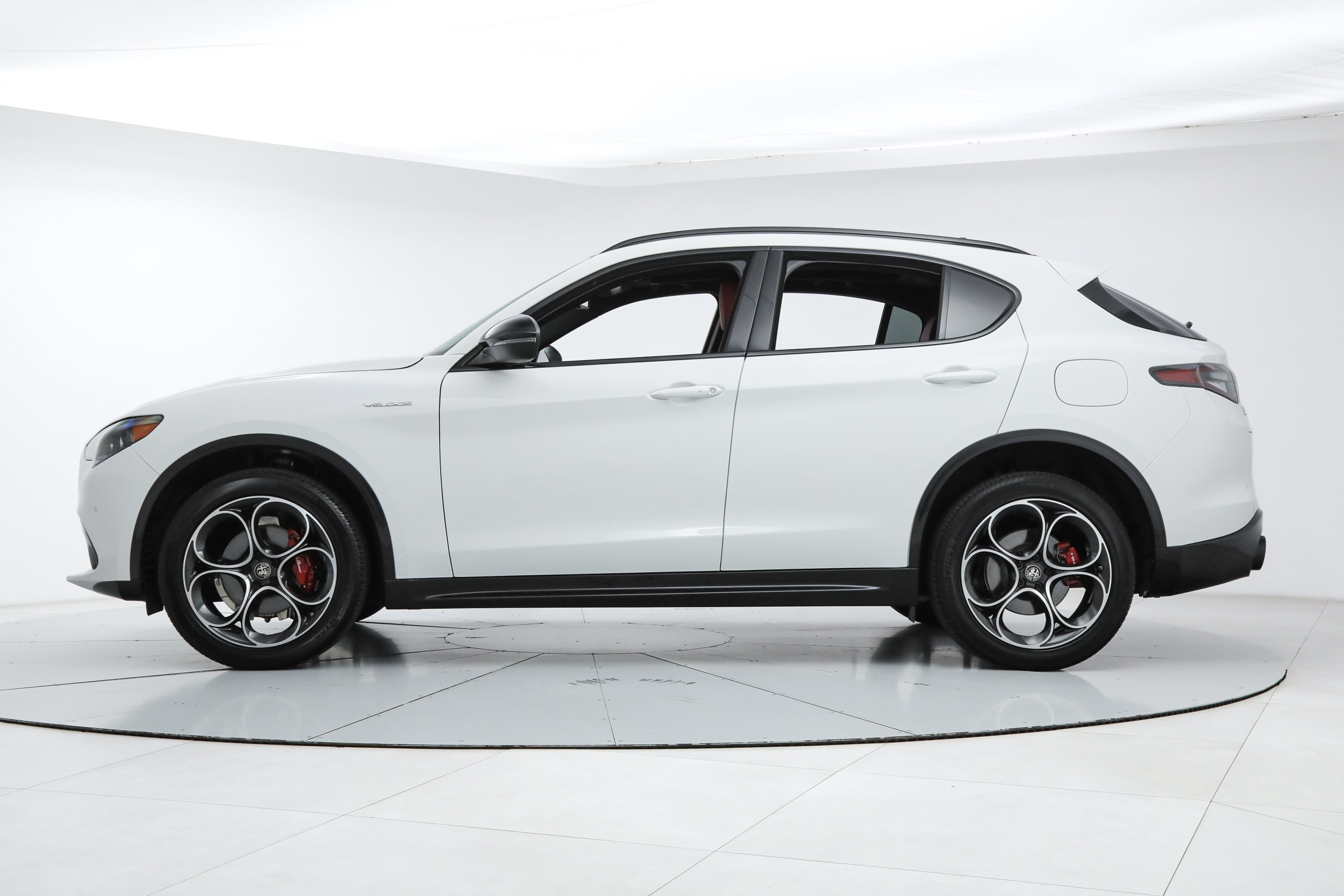New 2025 Alfa Romeo Stelvio Sprint w/ Veloce Package AWD/4WD image 2