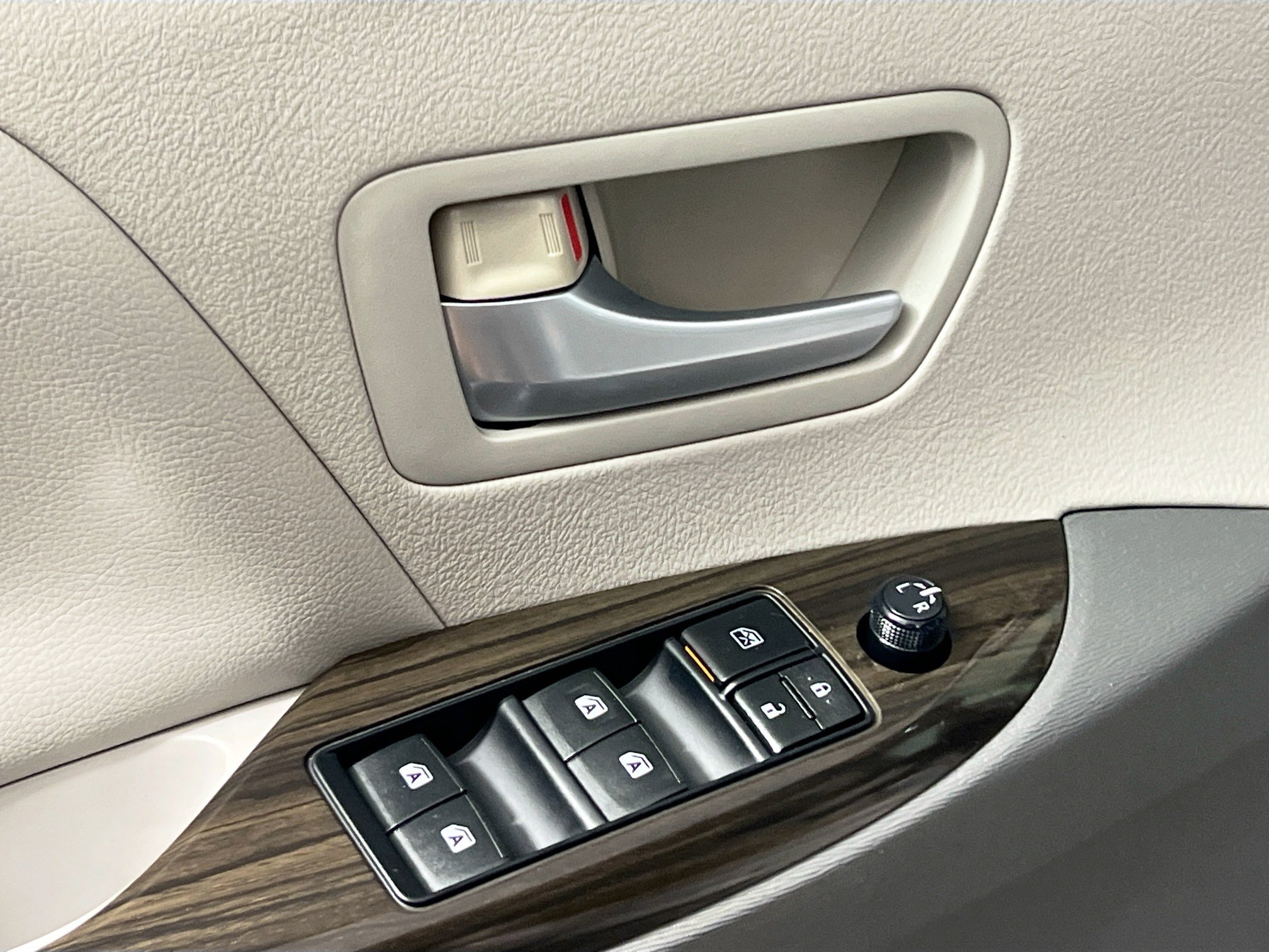 Used 2015 Toyota Sienna XLE w/ XLE Navigation Package FWD image 16