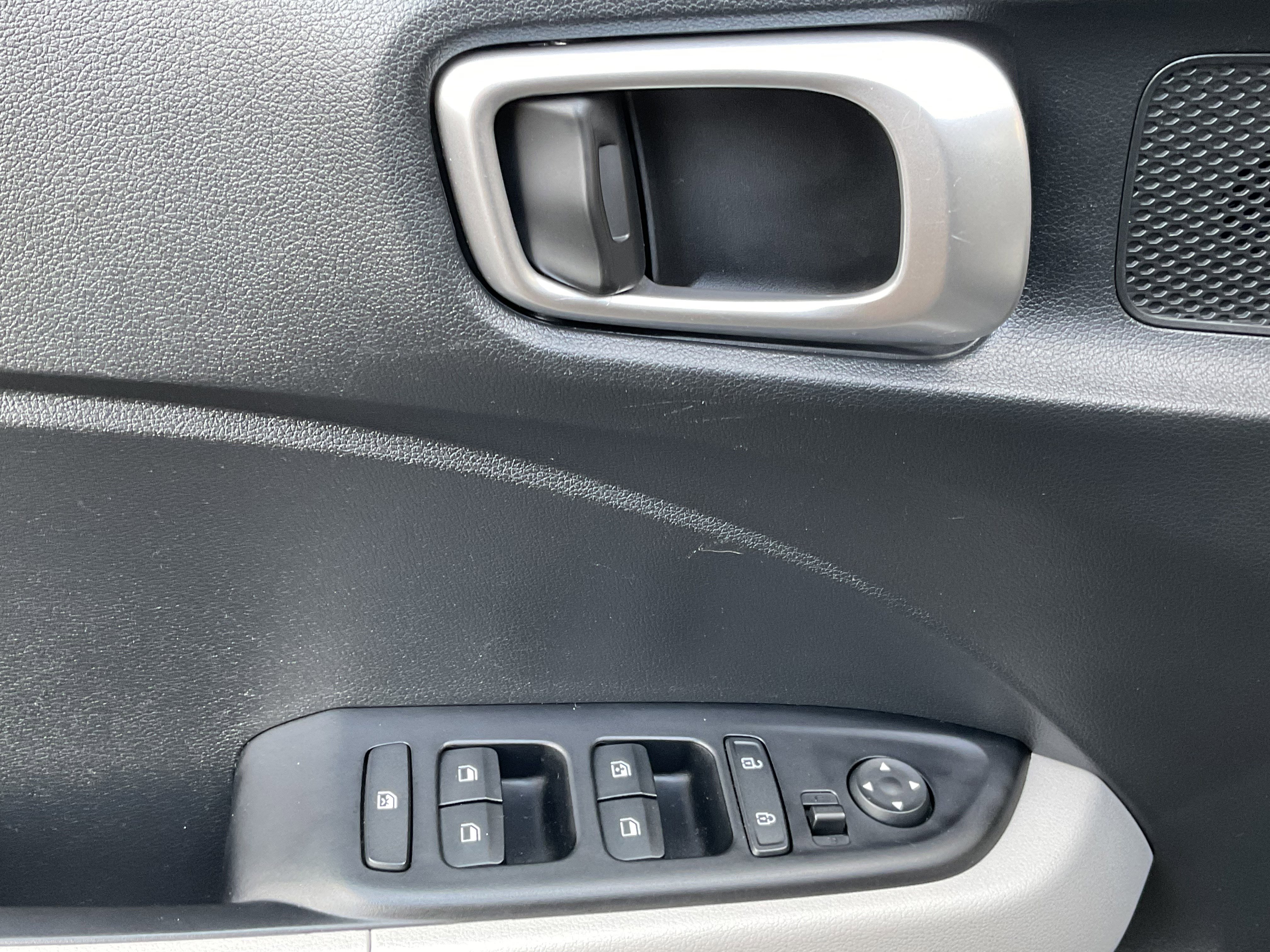 Used 2025 Hyundai Venue SEL FWD image 23