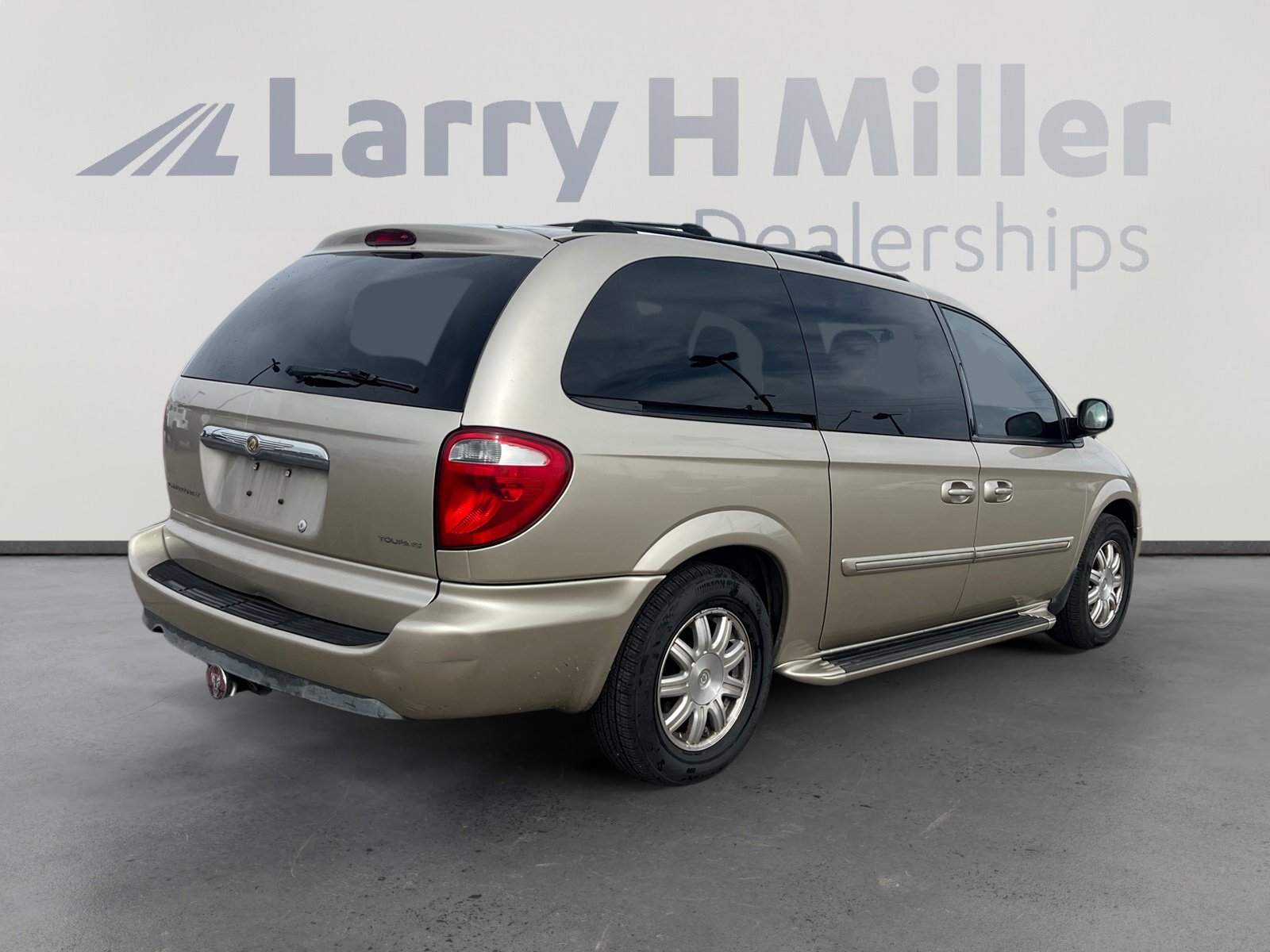 Used 2005 Chrysler Town & Country Touring w/ Trailer Tow Group image 5