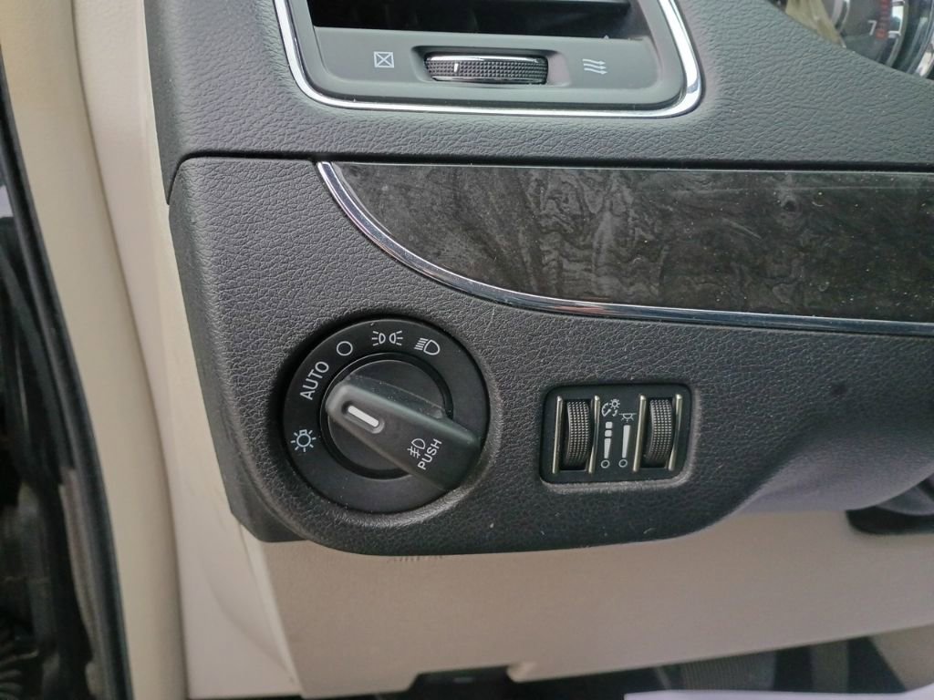 Used 2015 Chrysler Town & Country Touring w/ Driver Convenience Group image 15