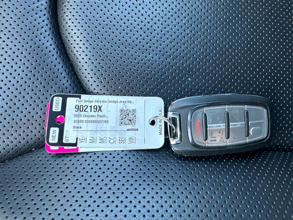 Used 2025 Chrysler Pacifica Limited FWD image 55