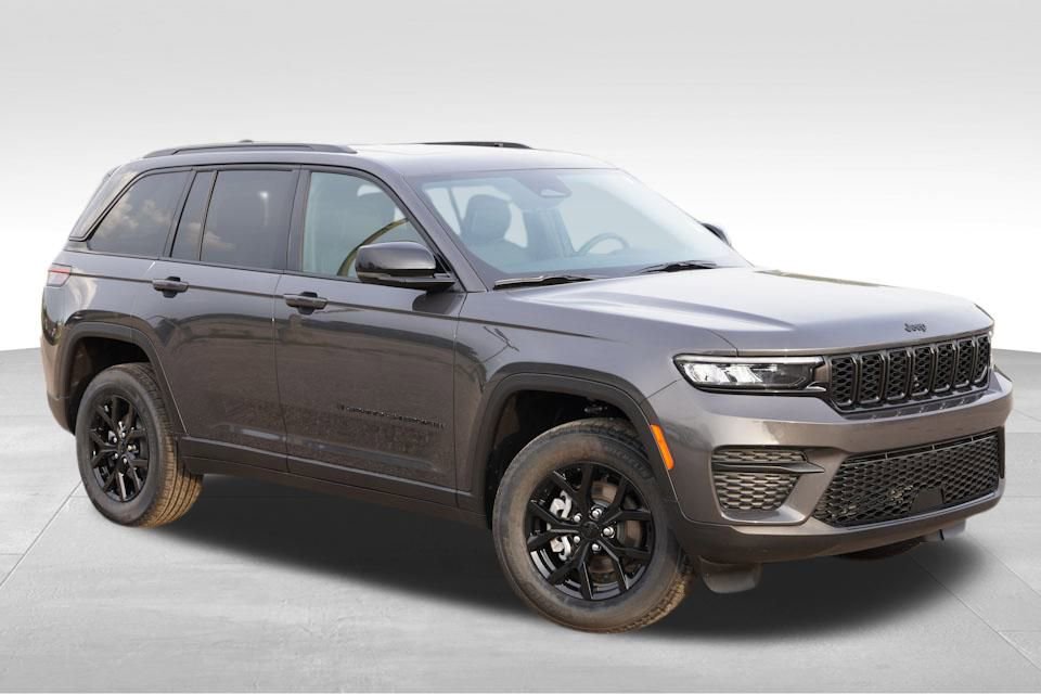 Used 2025 Jeep Grand Cherokee Altitude w/ Trailer Tow Package