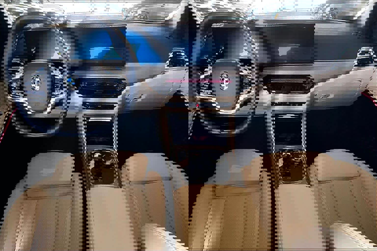 Used 2025 BMW 330i Sedan w/ Premium Package image 5