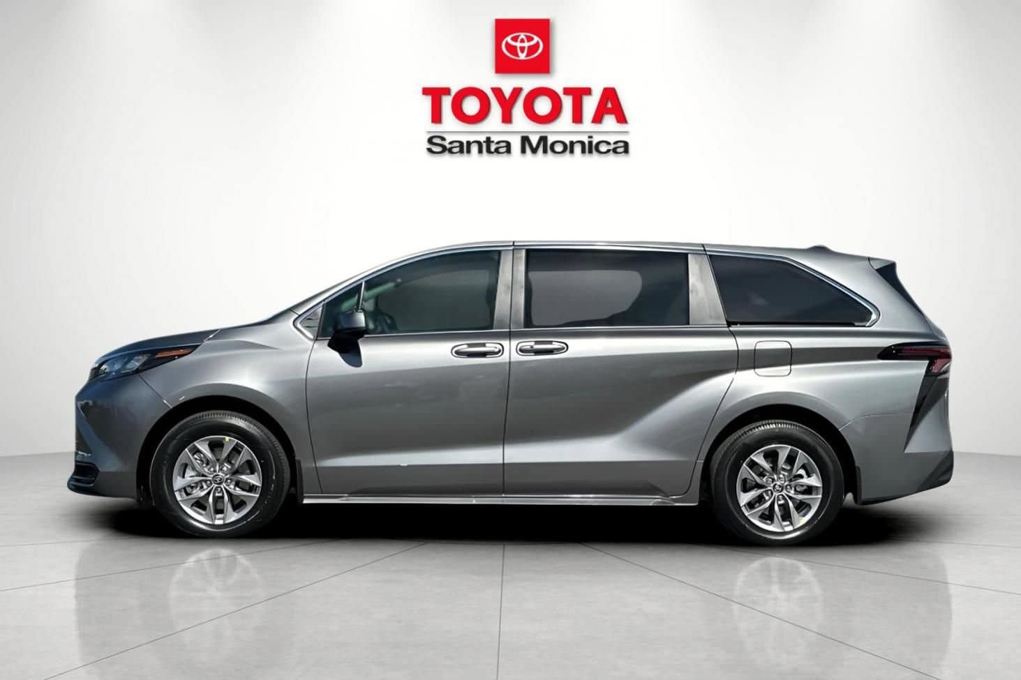 New 2026 Toyota Sienna LE FWD image 8
