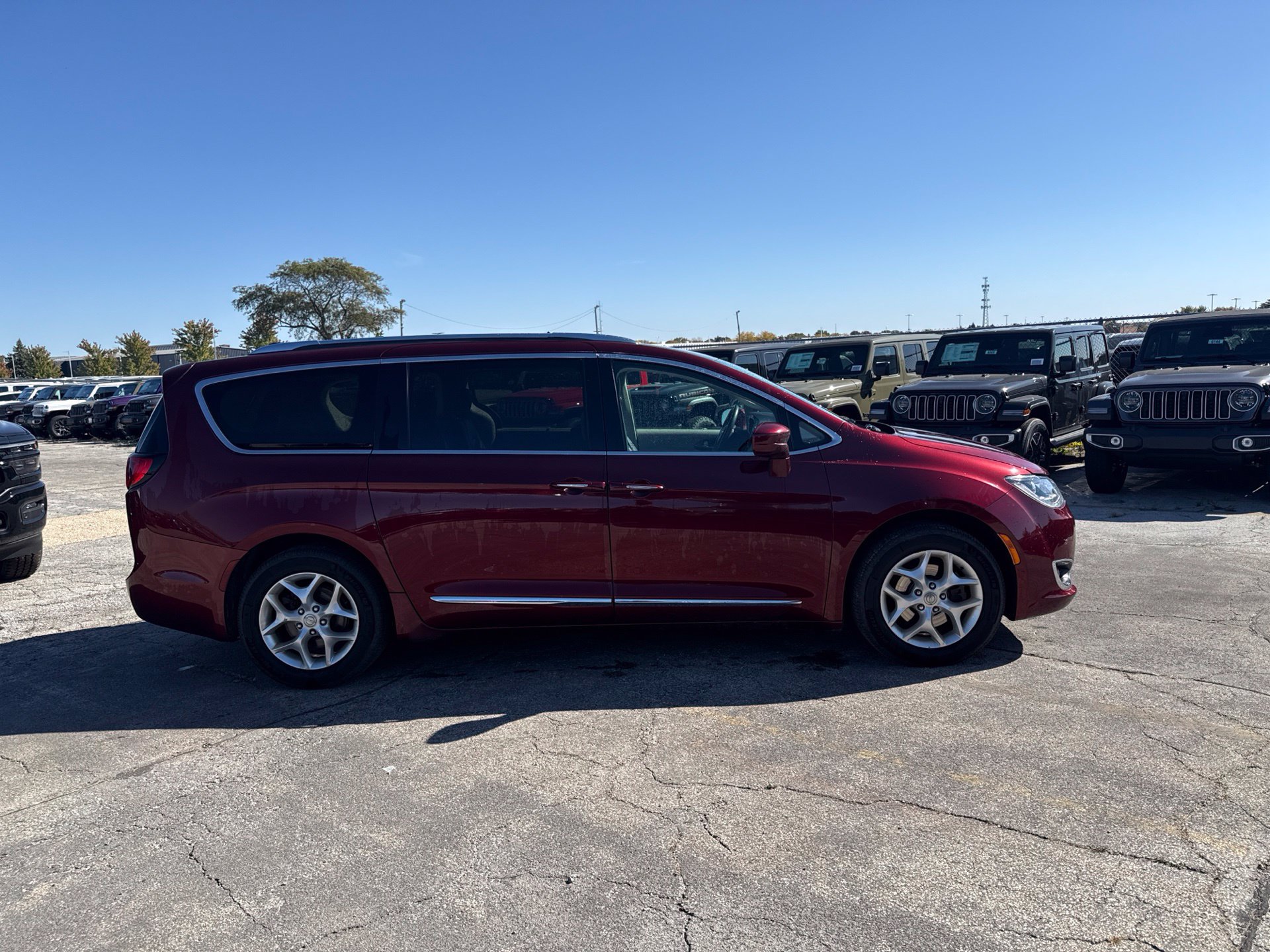 Used 2017 Chrysler Pacifica Touring-L Plus FWD image 4