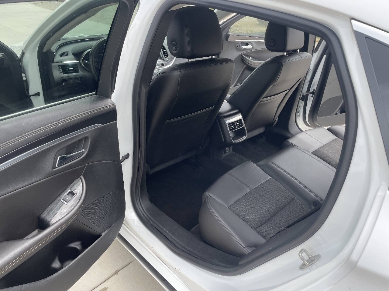 Used 2016 Chevrolet Impala LT w/ Convenience Package FWD image 34